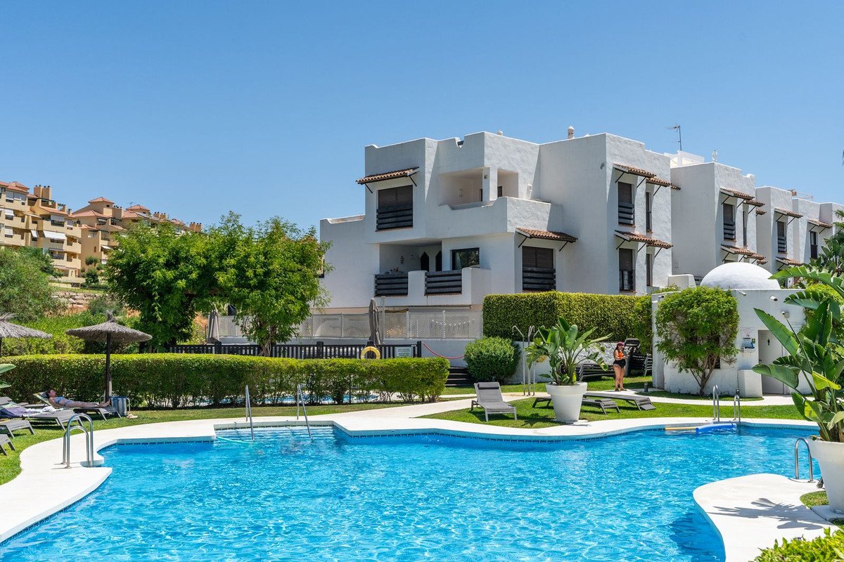 2 Bed Middle Floor Apartment in Selwo