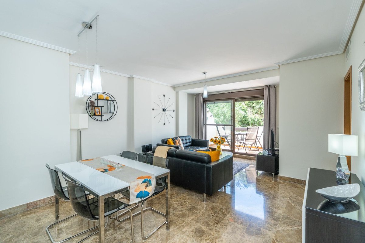 2 Bed Middle Floor Apartment in Selwo