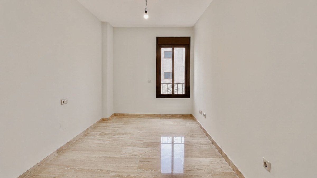 2 Bed Middle Floor Apartment in Estepona