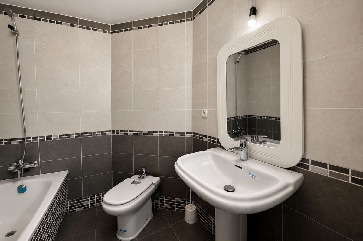 2 Bed Middle Floor Apartment in Estepona