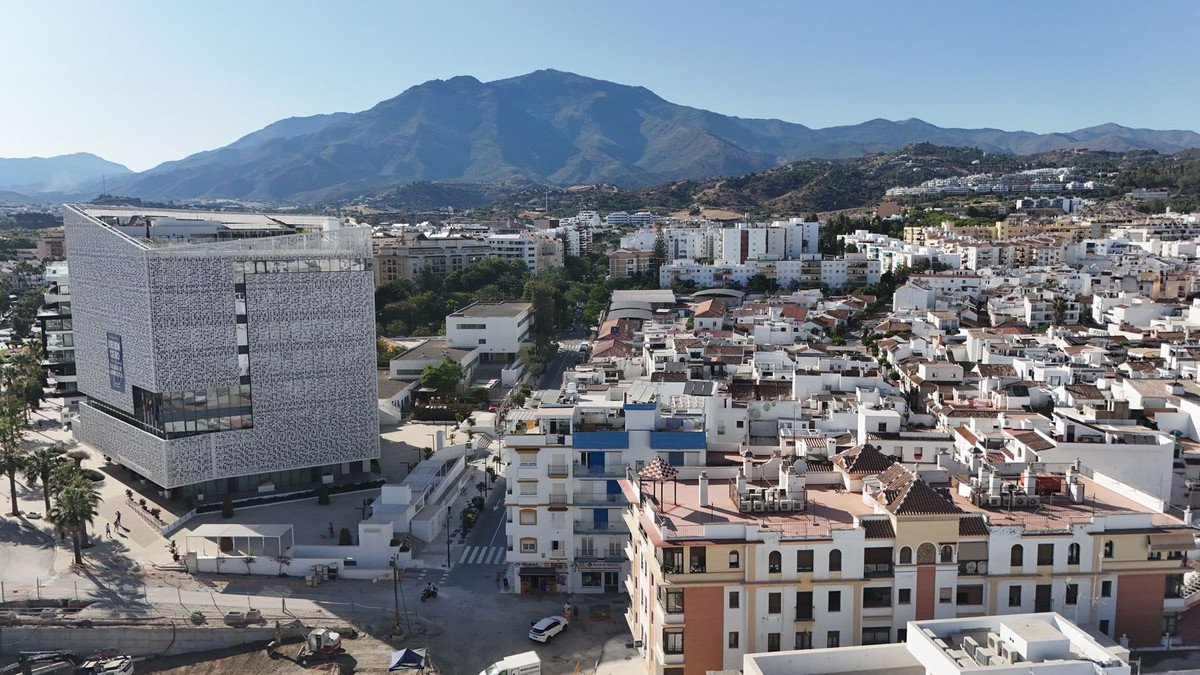 2 Bed Middle Floor Apartment in Estepona