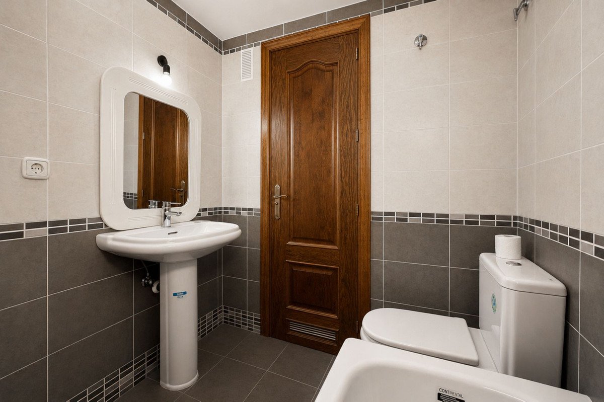2 Bed Middle Floor Apartment in Estepona