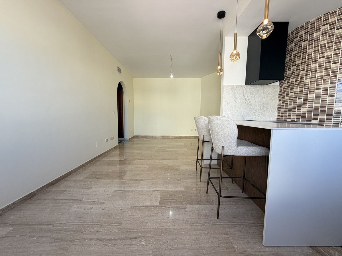 2 Bed Middle Floor Apartment in Estepona
