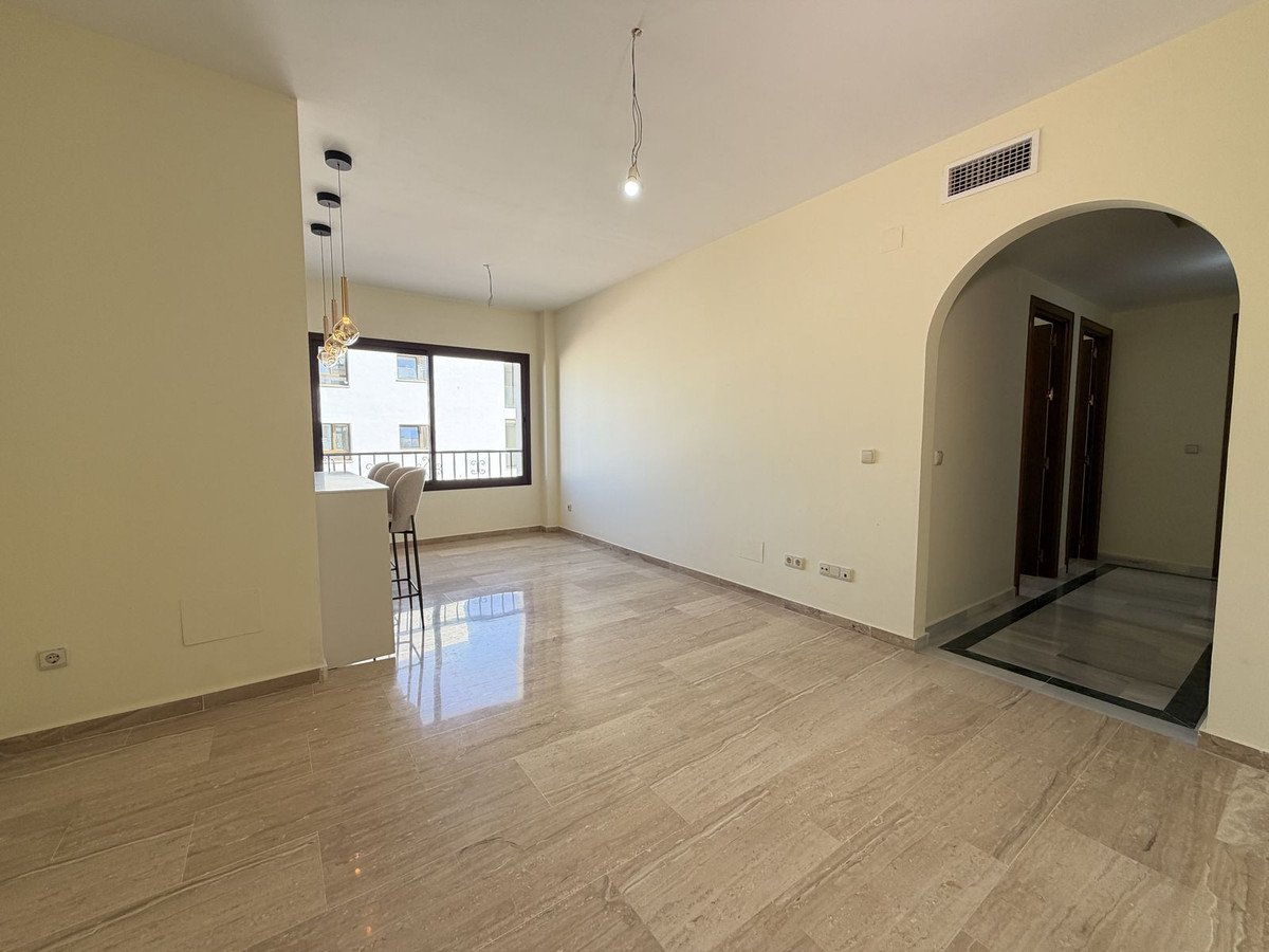 2 Bed Middle Floor Apartment in Estepona