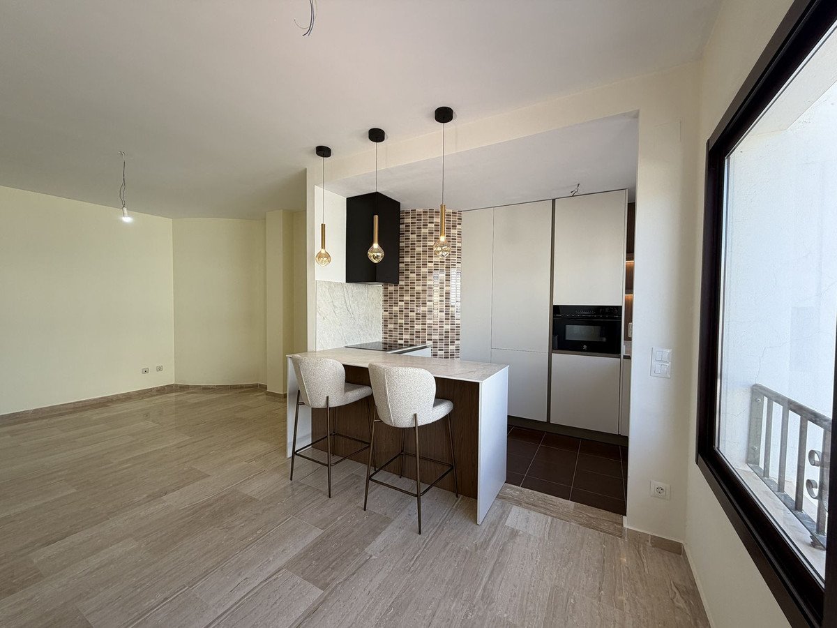 2 Bed Middle Floor Apartment in Estepona