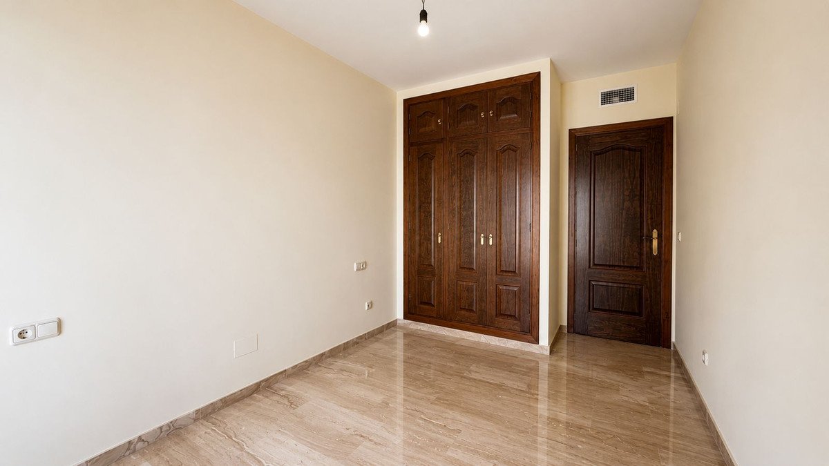 2 Bed Middle Floor Apartment in Estepona