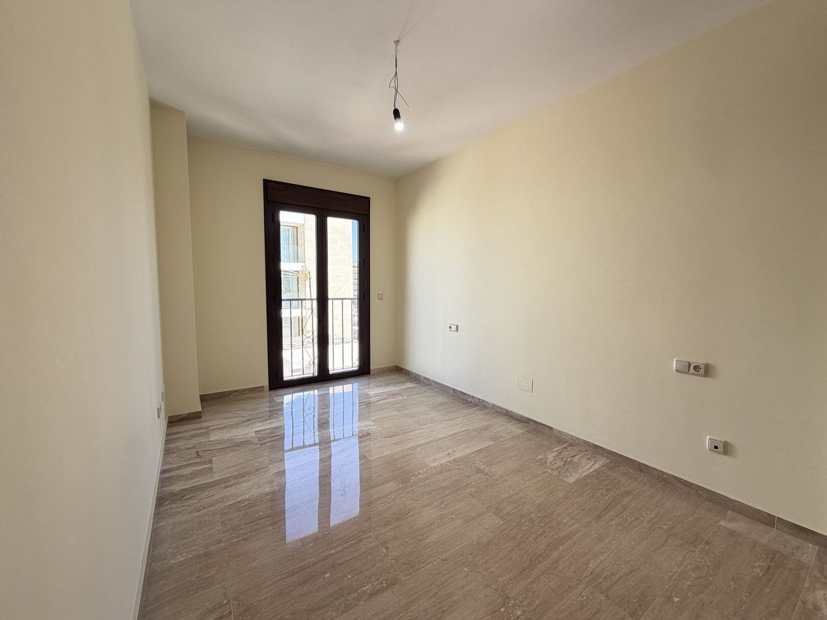 2 Bed Middle Floor Apartment in Estepona