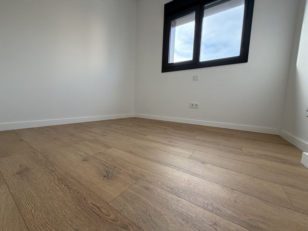 3 Bed Middle Floor Apartment in Estepona