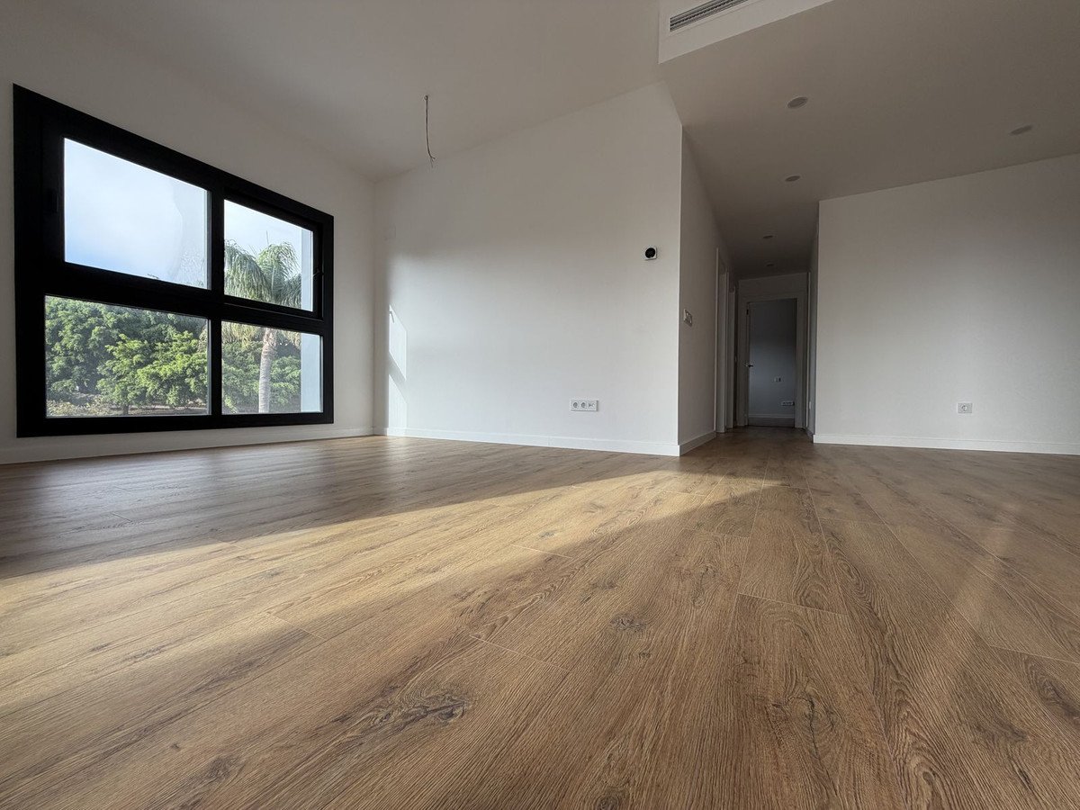 3 Bed Middle Floor Apartment in Estepona