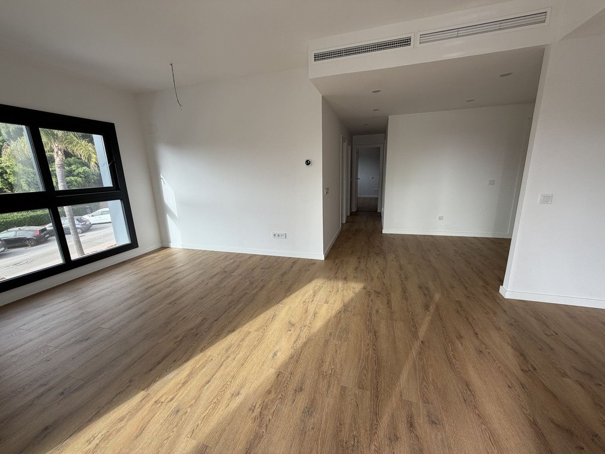 3 Bed Middle Floor Apartment in Estepona