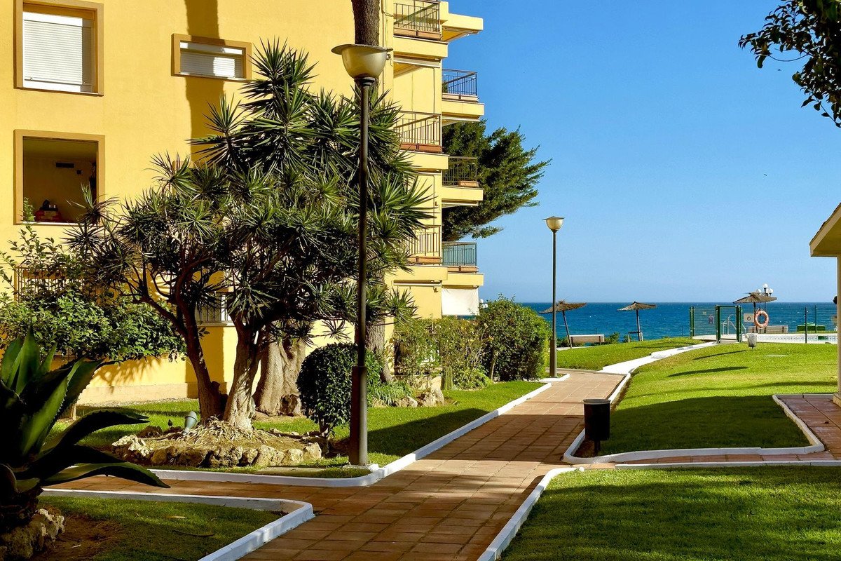 3 Bed Middle Floor Apartment in Estepona
