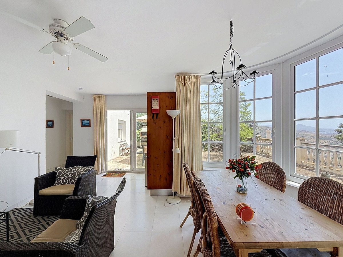 4 Bed Detached Villa in El Atabal