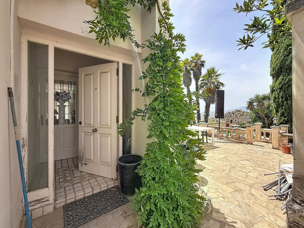 4 Bed Detached Villa in El Atabal