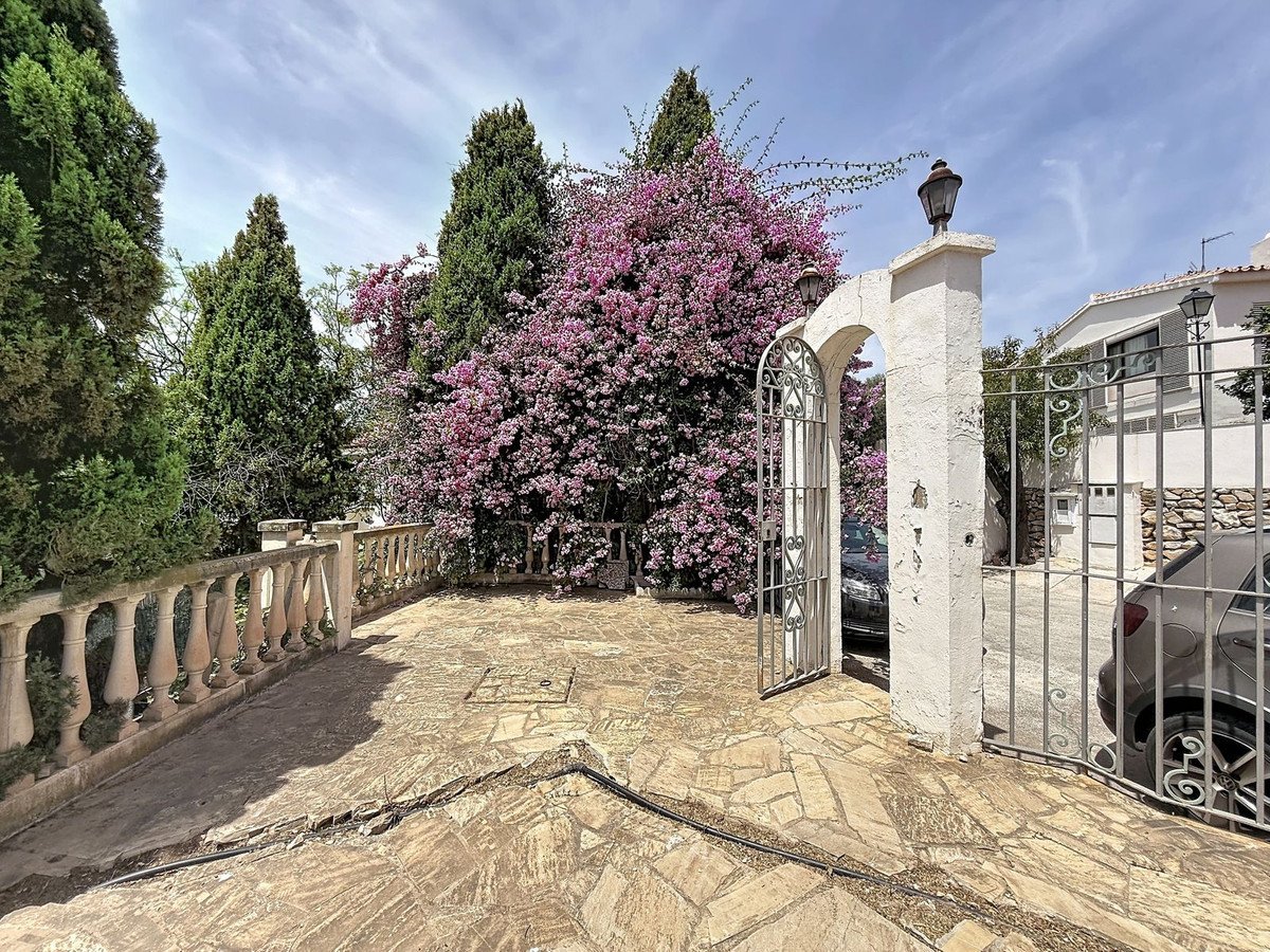 4 Bed Detached Villa in El Atabal