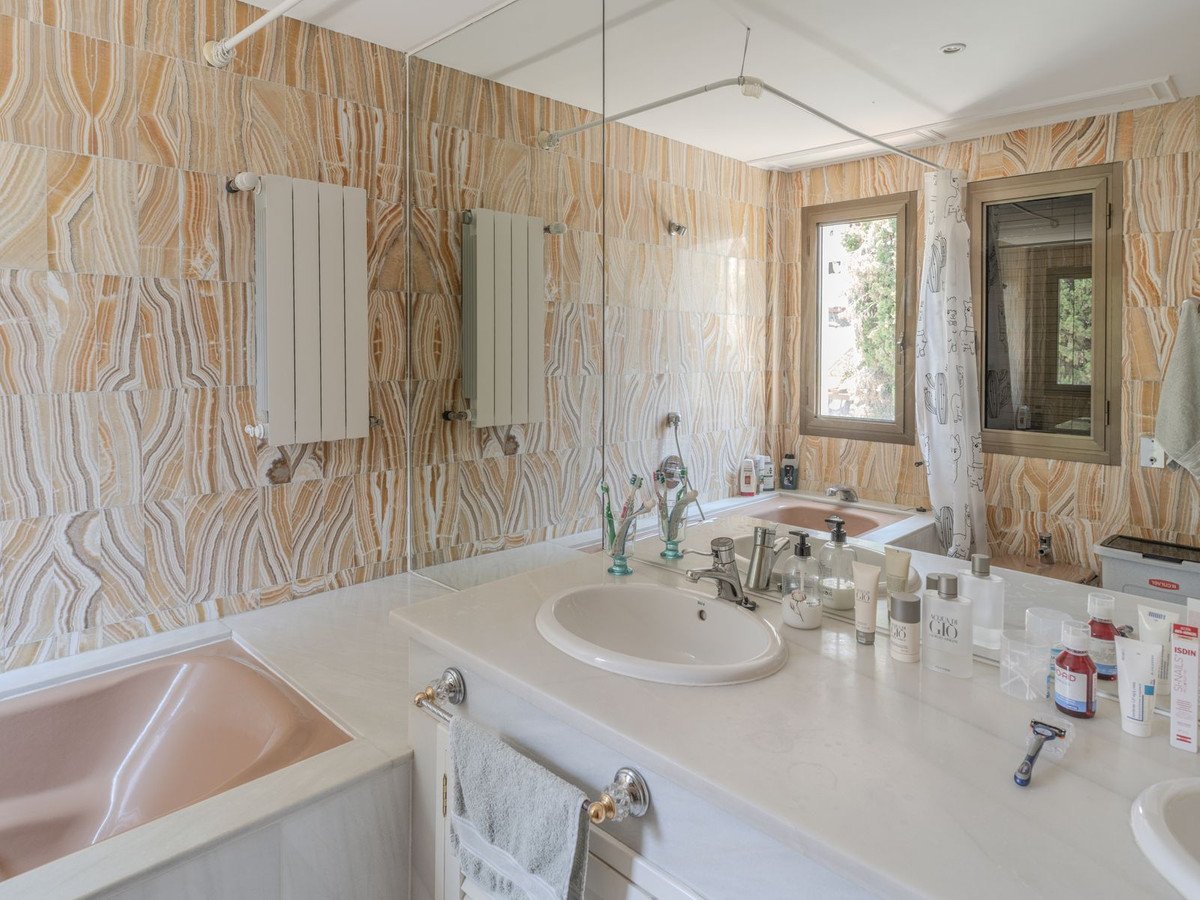 4 Bed Penthouse Duplex in The Golden Mile
