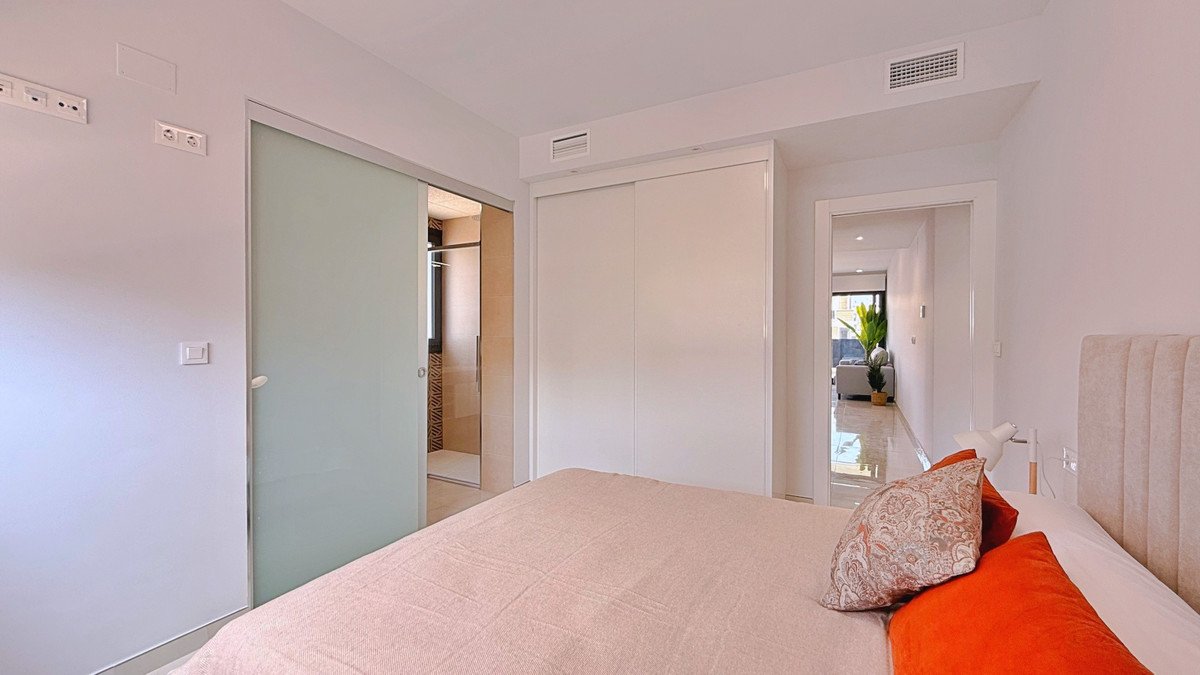 2 Bed Middle Floor Apartment in Orihuela Costa