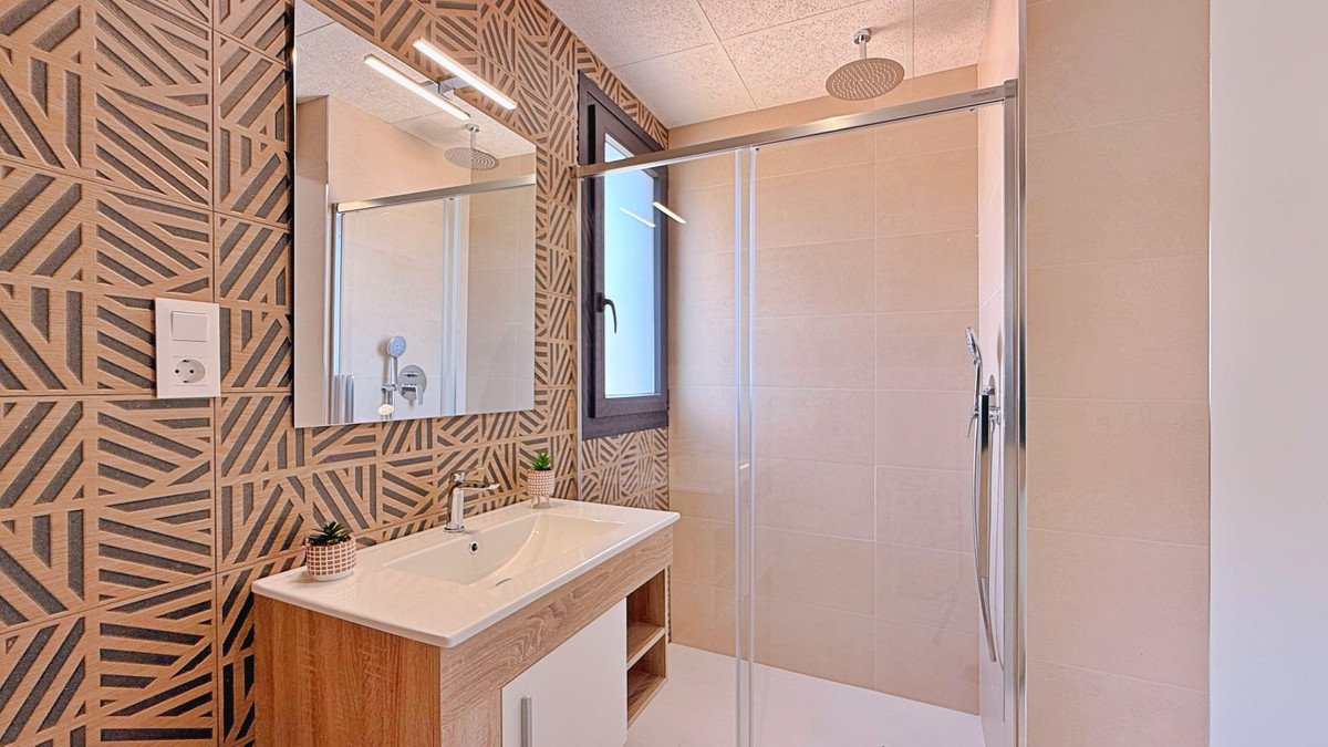 2 Bed Middle Floor Apartment in Orihuela Costa