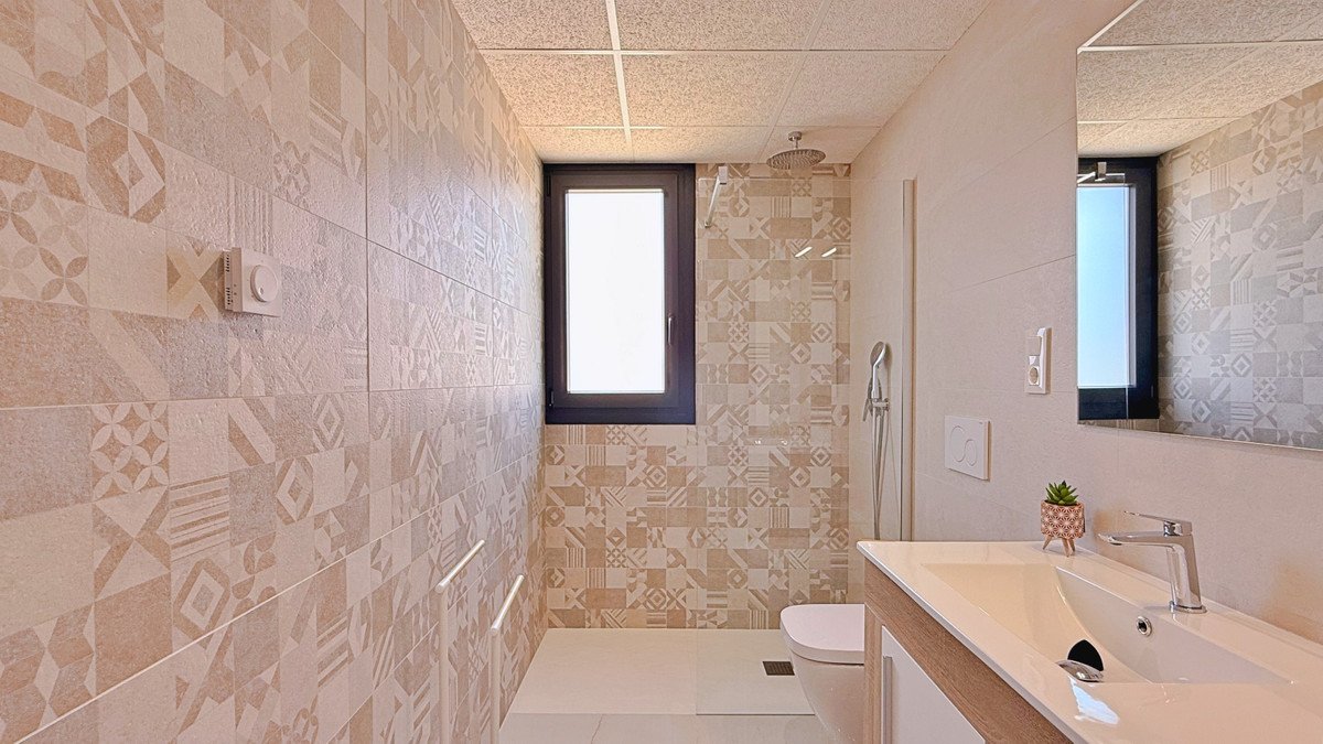 2 Bed Middle Floor Apartment in Orihuela Costa