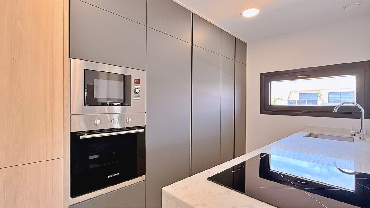 2 Bed Middle Floor Apartment in Orihuela Costa