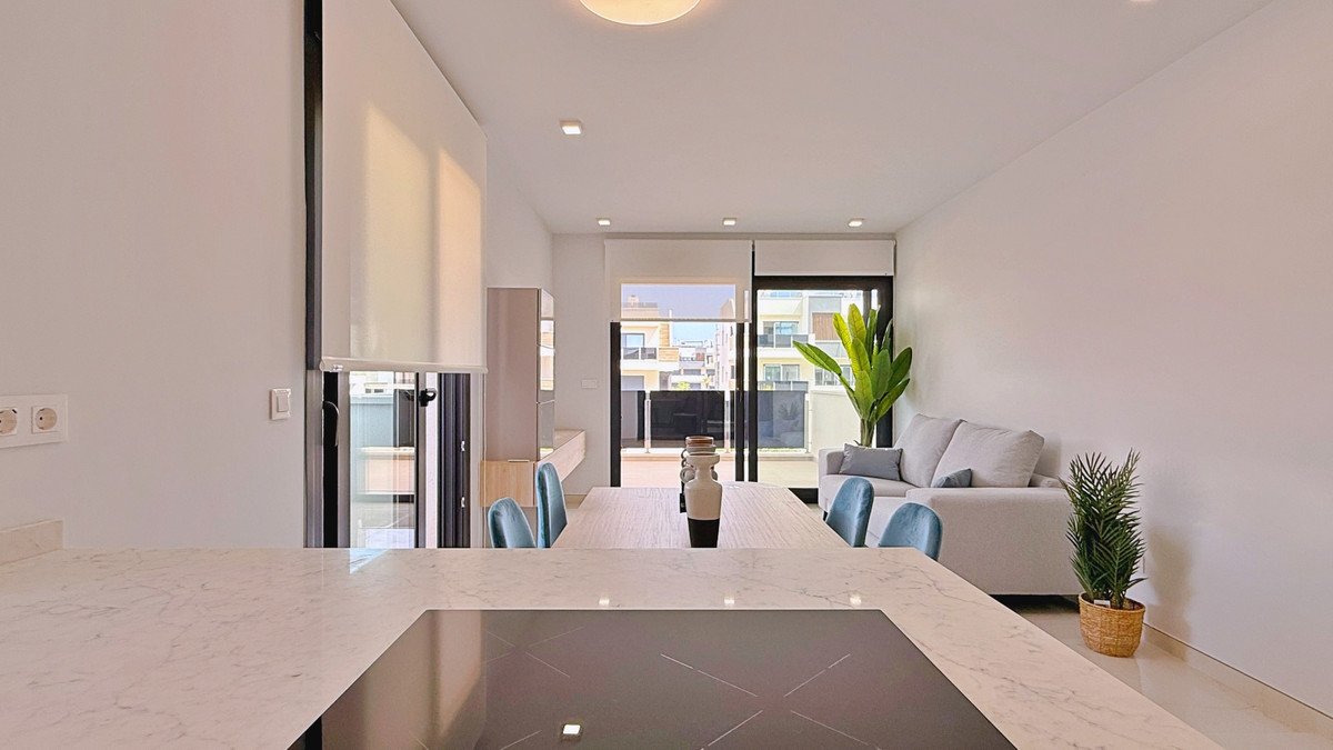 2 Bed Middle Floor Apartment in Orihuela Costa