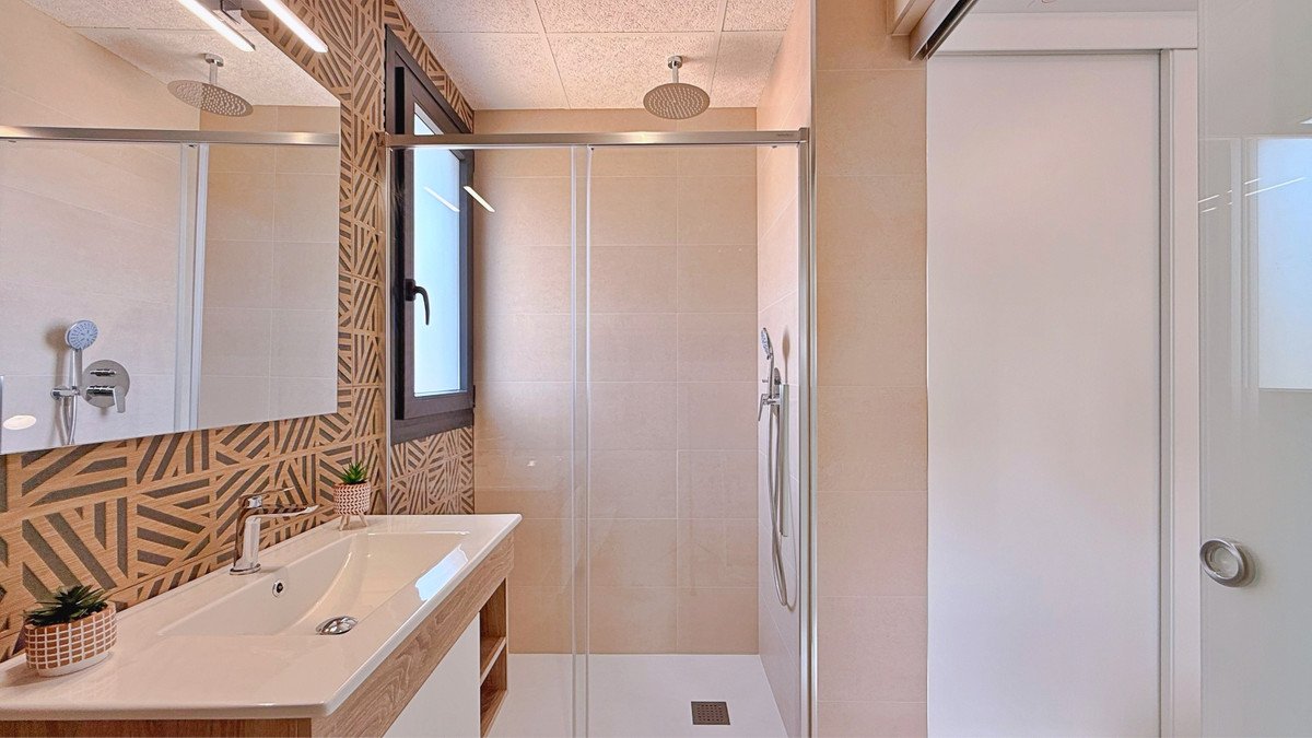 2 Bed Middle Floor Apartment in Orihuela Costa