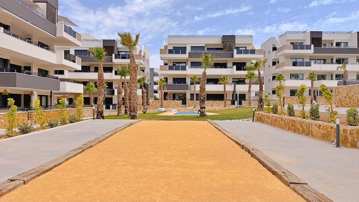 2 Bed Middle Floor Apartment in Orihuela Costa