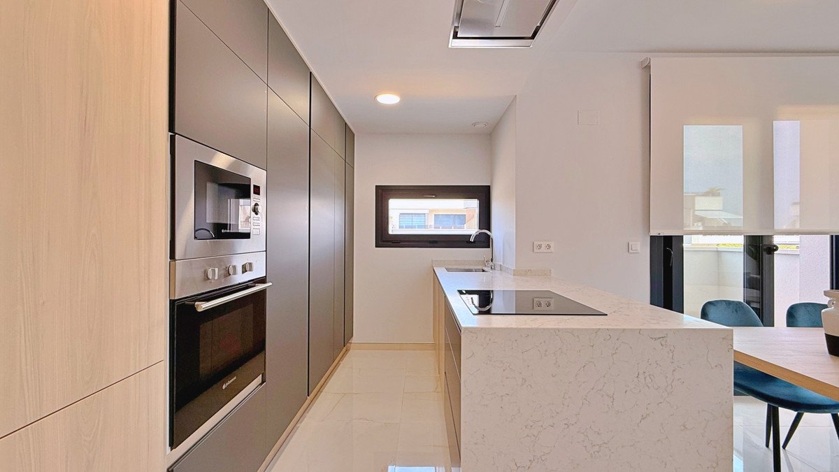 2 Bed Middle Floor Apartment in Orihuela Costa