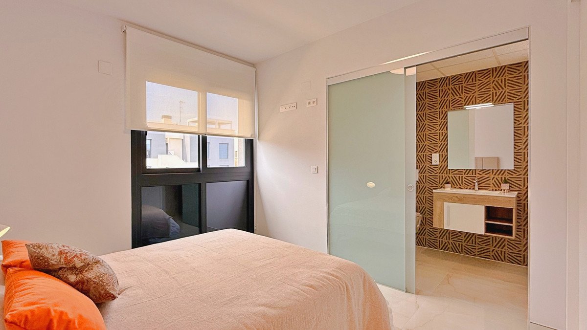 2 Bed Middle Floor Apartment in Orihuela Costa