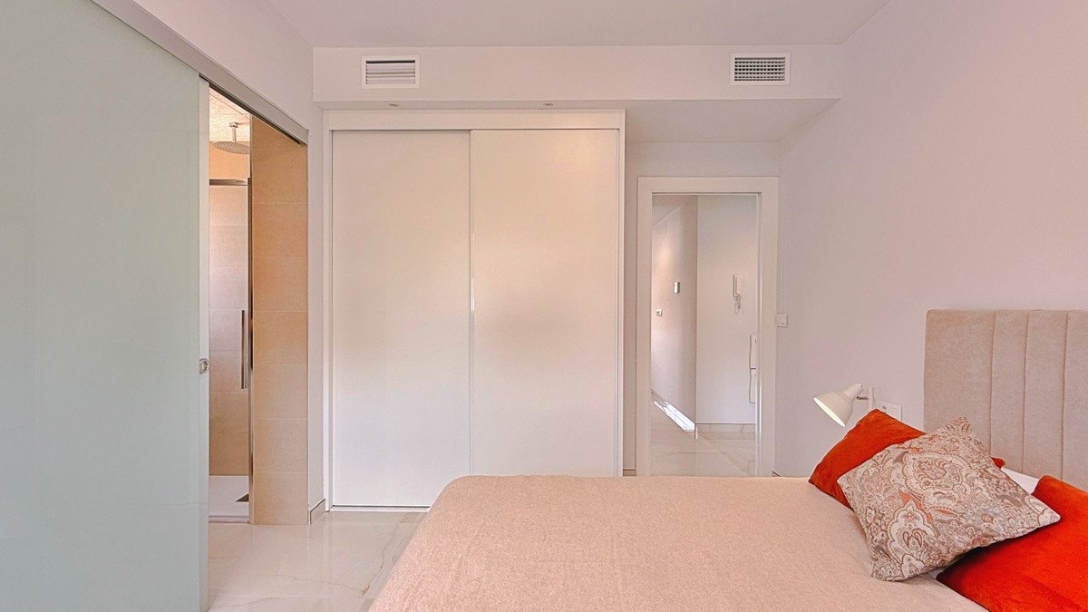 2 Bed Middle Floor Apartment in Orihuela Costa