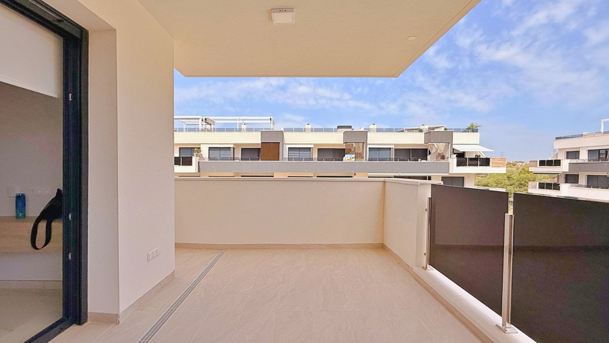 2 Bed Middle Floor Apartment in Orihuela Costa