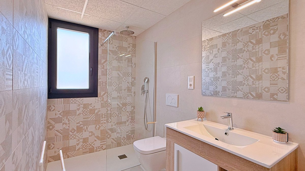 2 Bed Middle Floor Apartment in Orihuela Costa