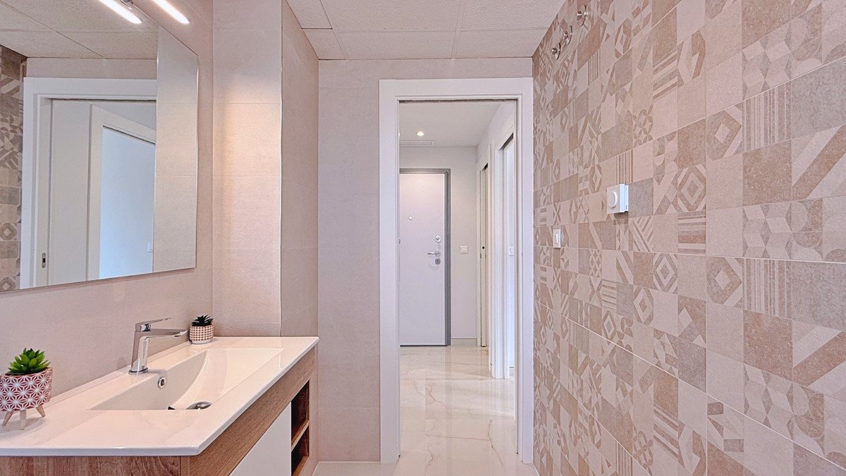 2 Bed Middle Floor Apartment in Orihuela Costa