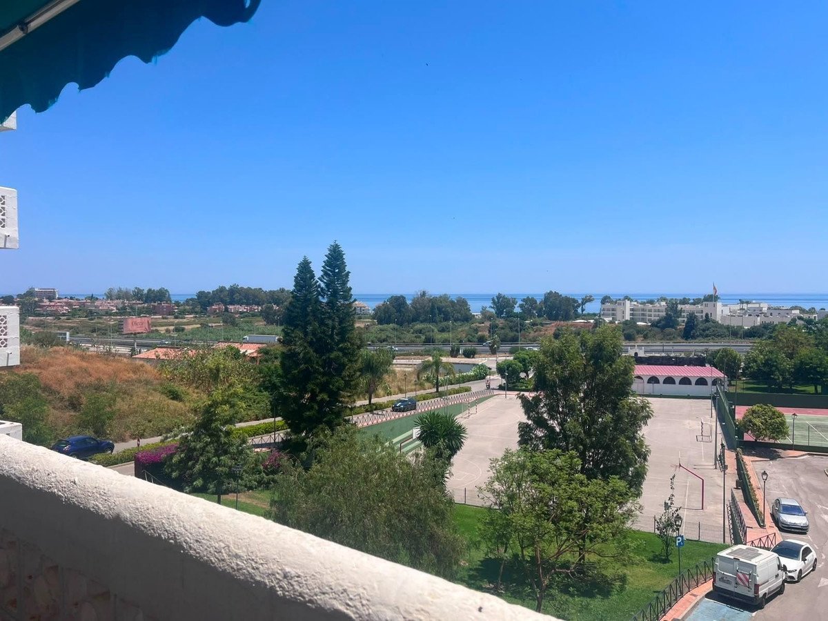 3 Bed Middle Floor Apartment in Estepona
