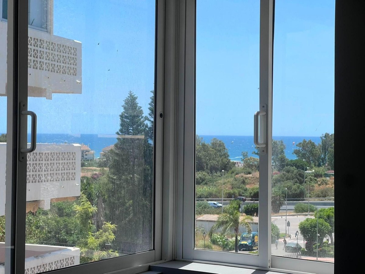 3 Bed Middle Floor Apartment in Estepona