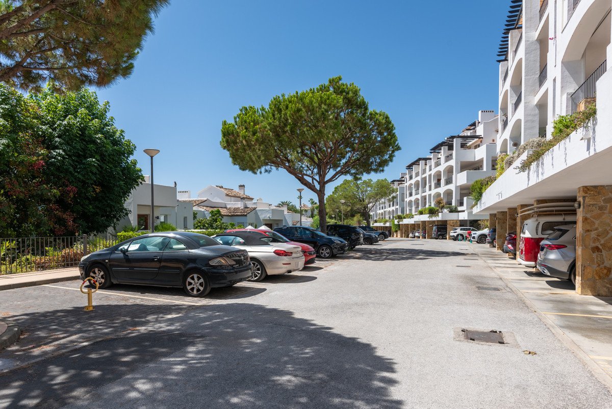 2 Bed Ground Floor Apartment in Benahavís