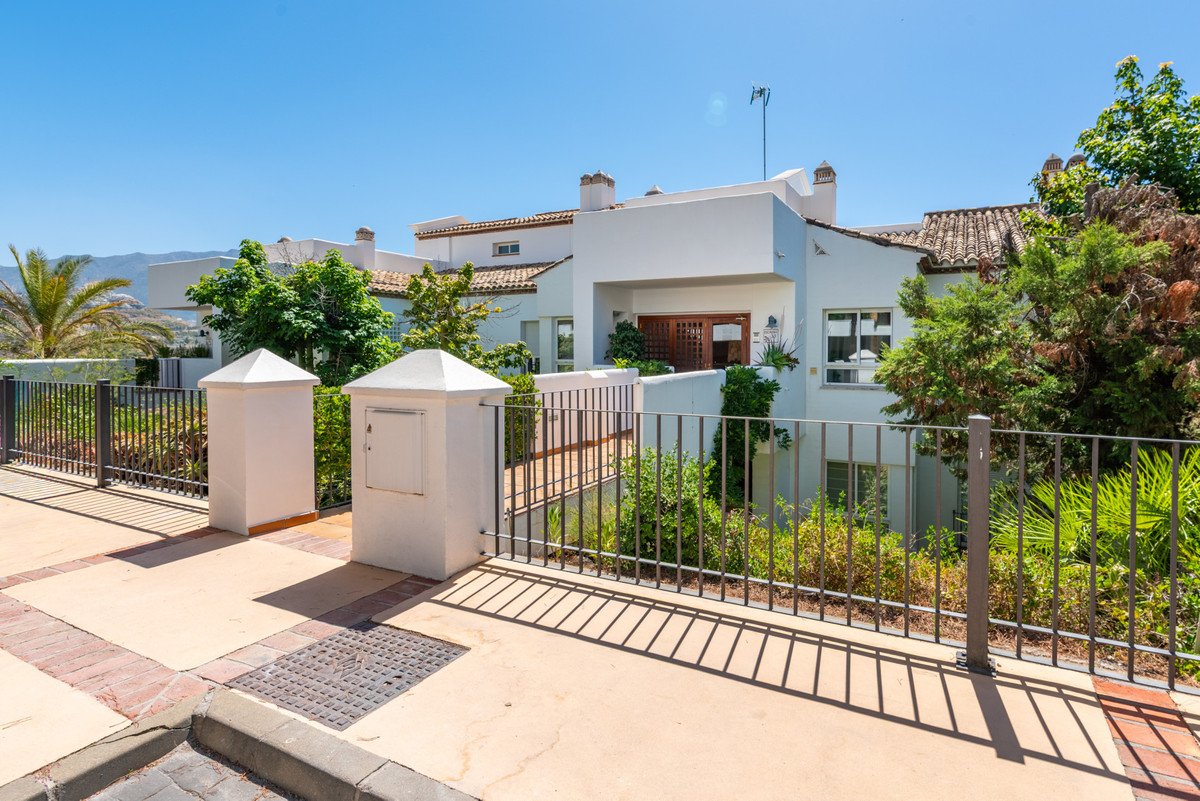 2 Bed Ground Floor Apartment in Benahavís