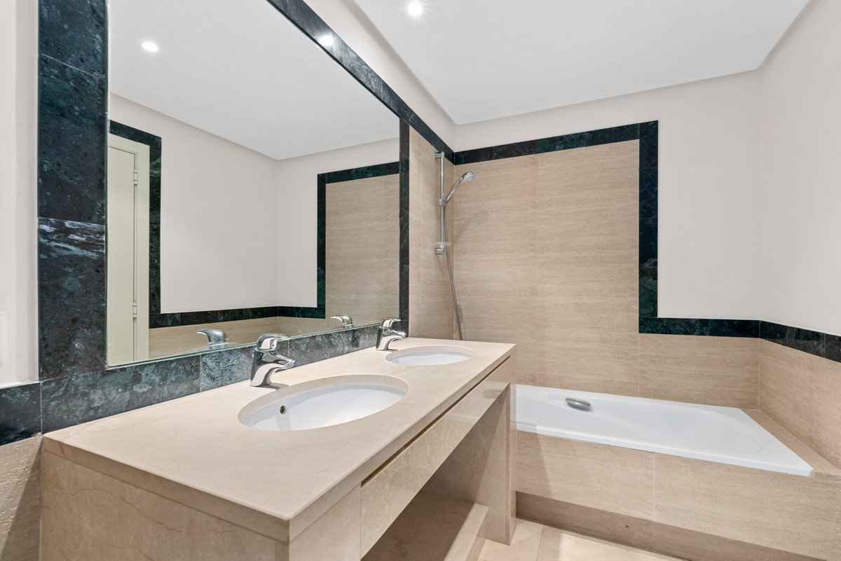 2 Bed Ground Floor Apartment in Benahavís