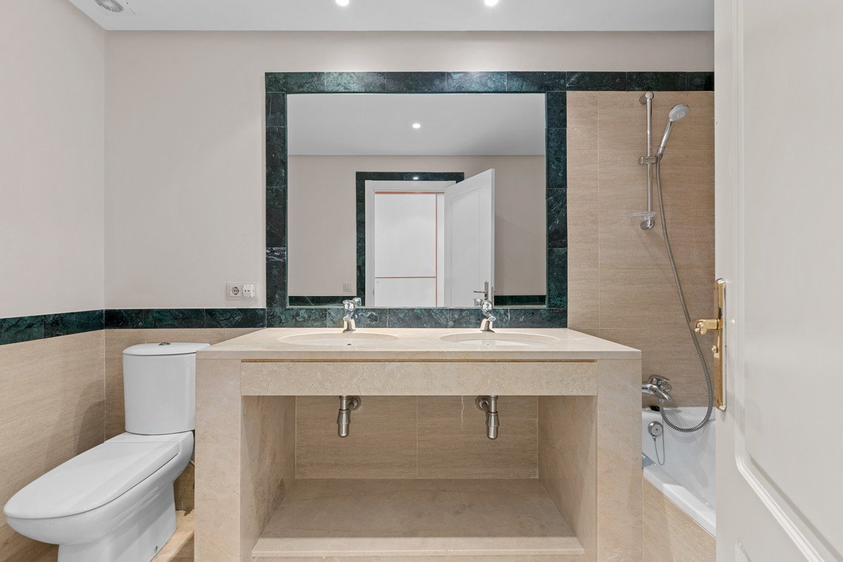 2 Bed Ground Floor Apartment in Benahavís