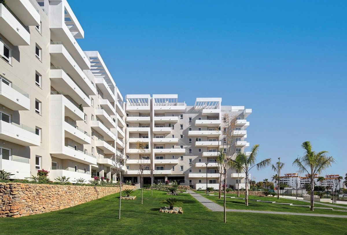 3 Bed Middle Floor Apartment in Nueva Andalucía