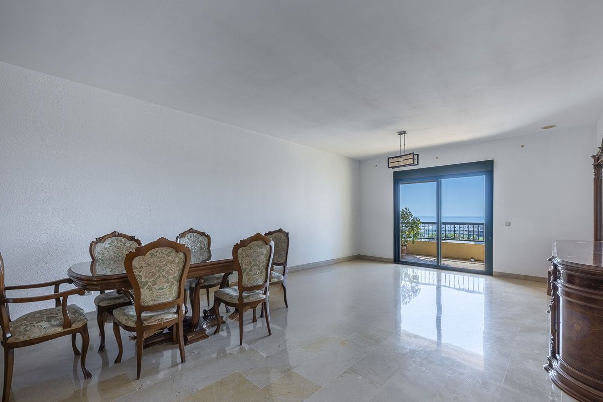 3 Bed Middle Floor Apartment in San Pedro de Alcántara