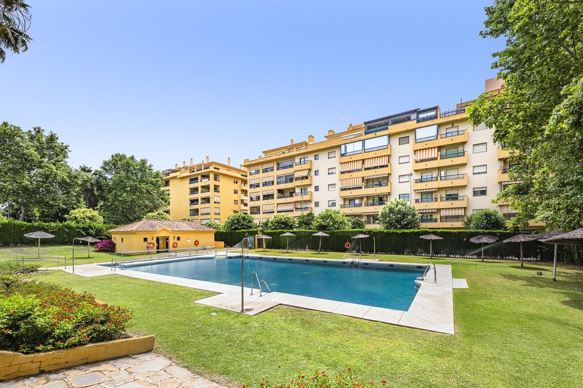 3 Bed Middle Floor Apartment in San Pedro de Alcántara