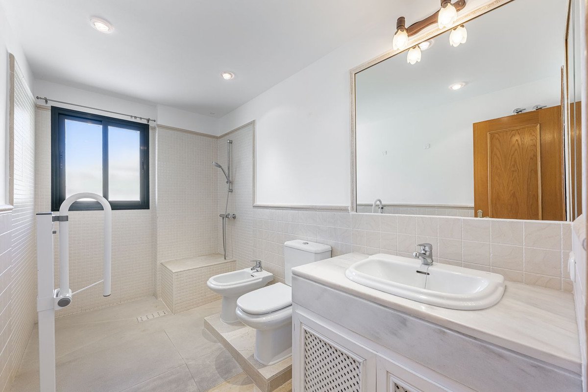 3 Bed Middle Floor Apartment in San Pedro de Alcántara