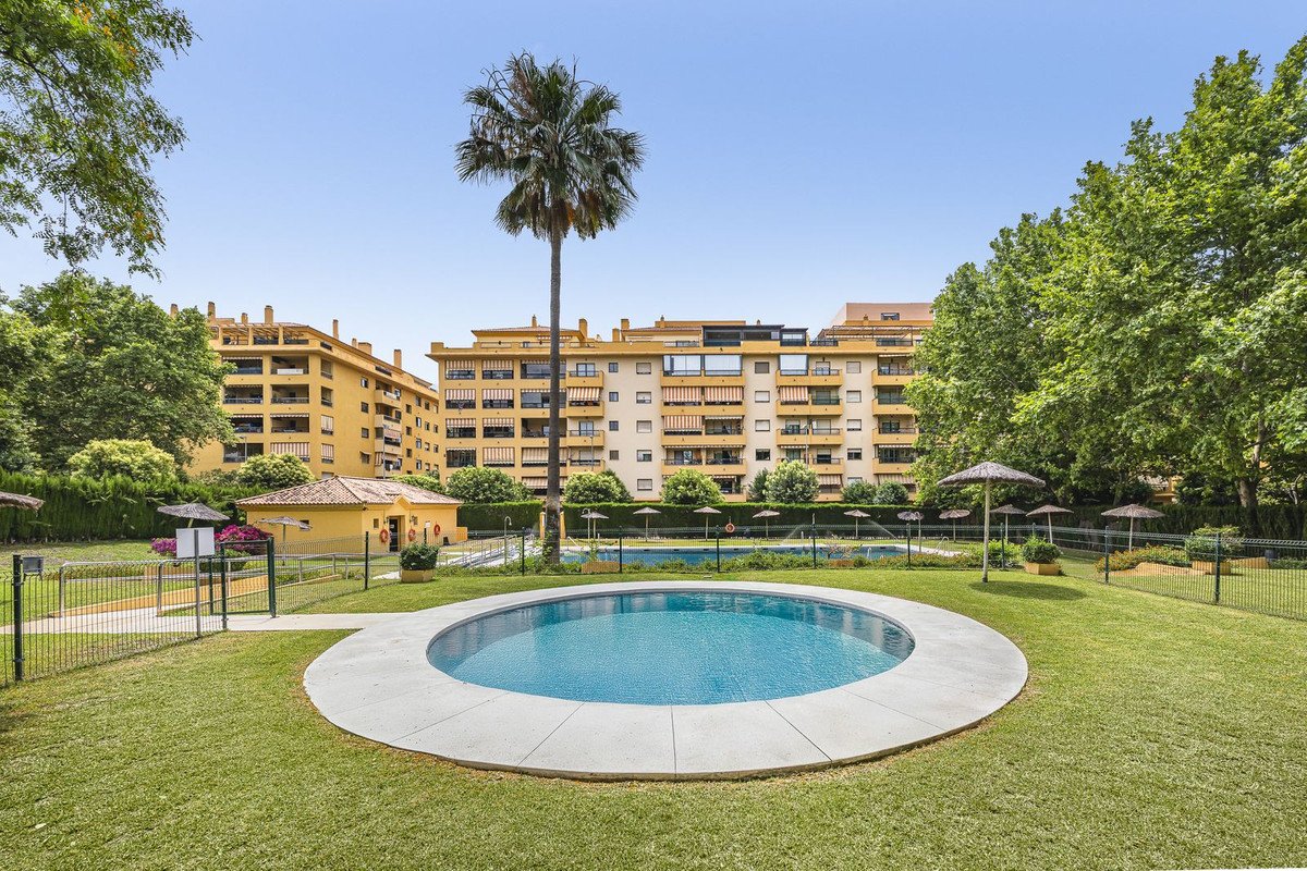3 Bed Middle Floor Apartment in San Pedro de Alcántara