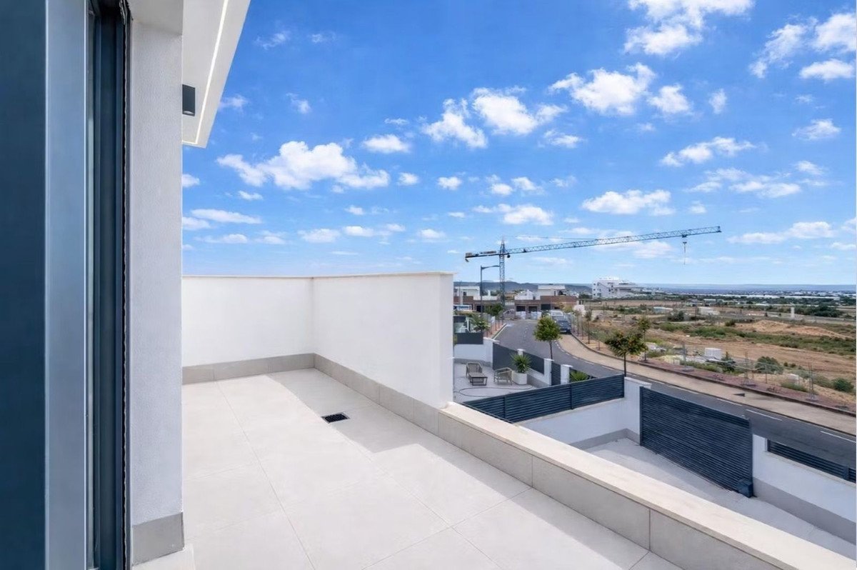 5 Bed Detached Villa in Santa Rosalia Lake and Life Resort