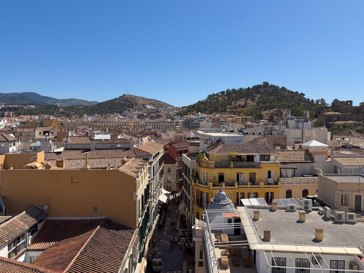 2 Bed Middle Floor Apartment in Centro Histórico