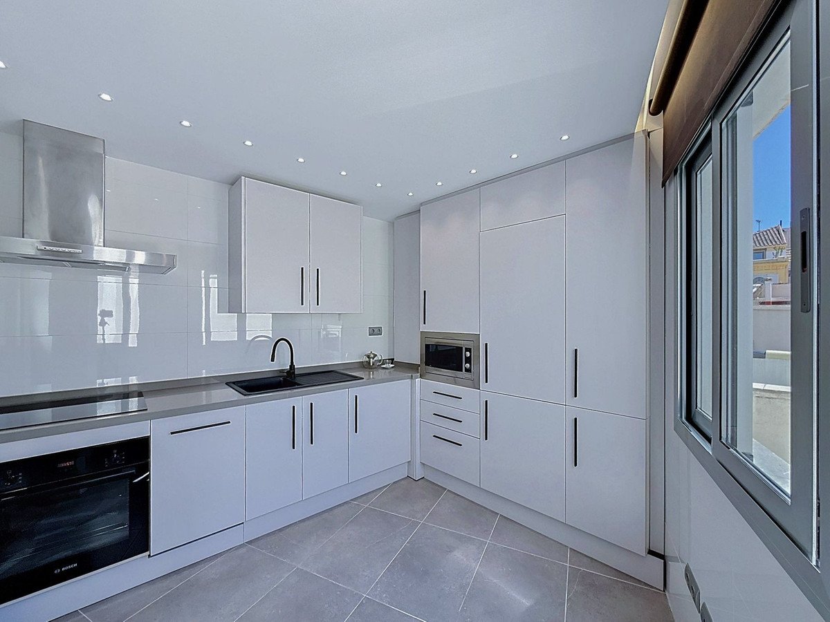 2 Bed Middle Floor Apartment in Centro Histórico