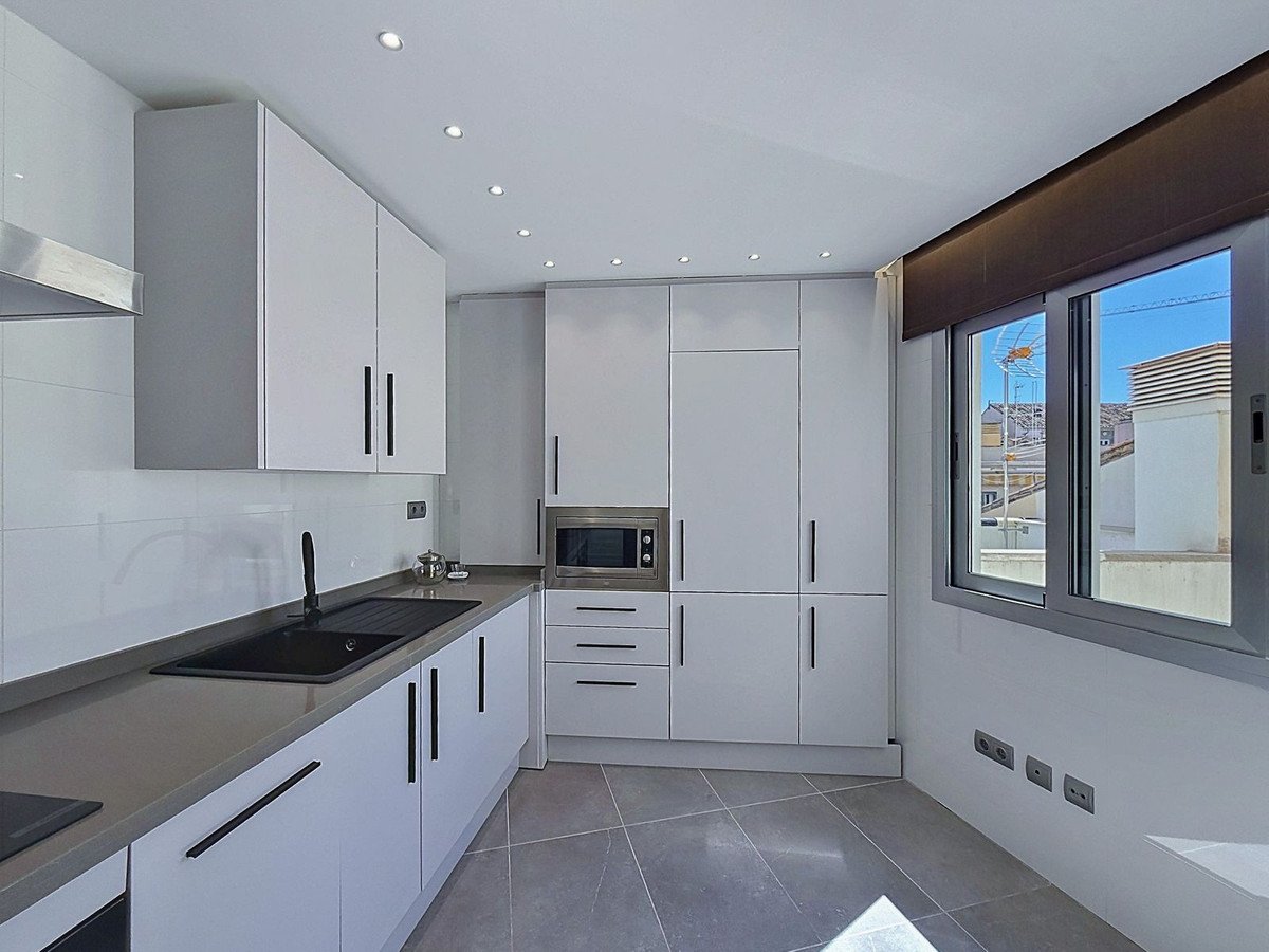 2 Bed Middle Floor Apartment in Centro Histórico