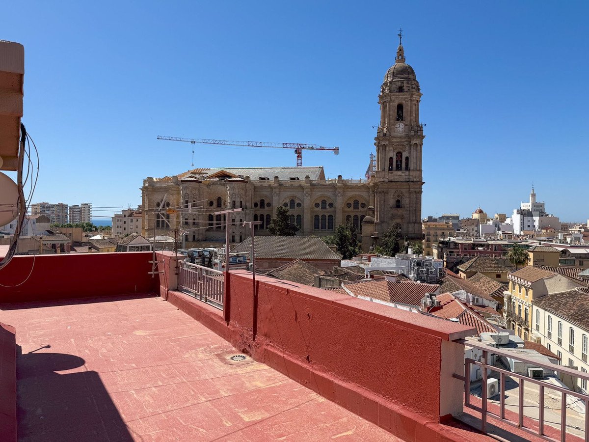 2 Bed Middle Floor Apartment in Centro Histórico