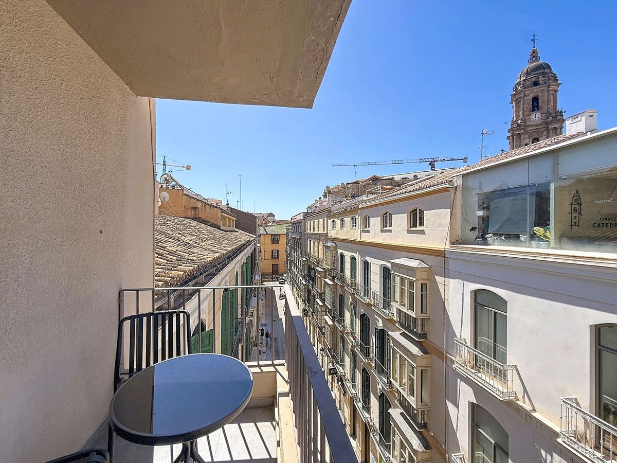 2 Bed Middle Floor Apartment in Centro Histórico