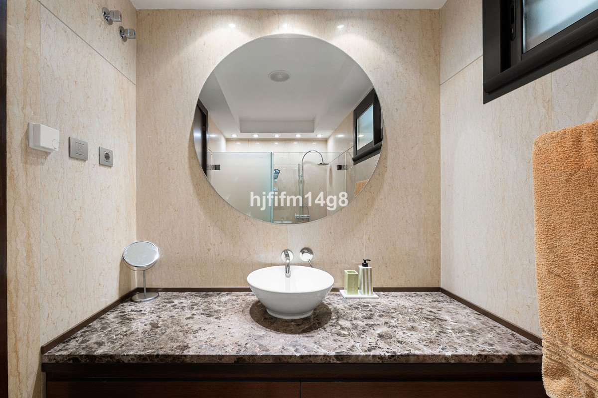 2 Bed Middle Floor Apartment in Nueva Andalucía